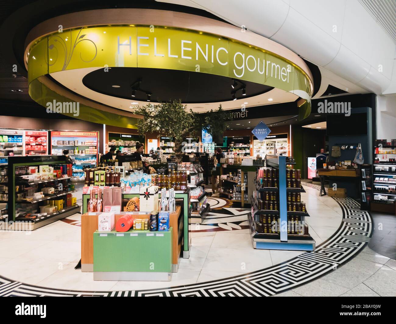 Athen, Griechenland - Februar 11 2020: Hellenic Duty Free Shops mit Hellenic Gourmet Shop mit verschiedenen griechischen Produkten in Athens International Stockfoto