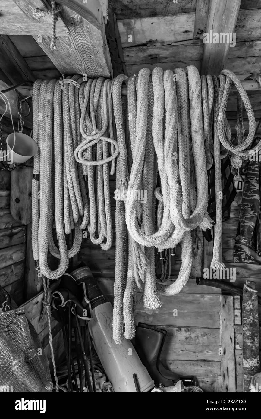 Seile hängen auf der Bühne von Desmond Adams in Joe Batt's Arm auf Fogo Island, Neufundland, Kanada [keine Eigentumsfreigabe; zur Redaktion verfügbar Stockfoto