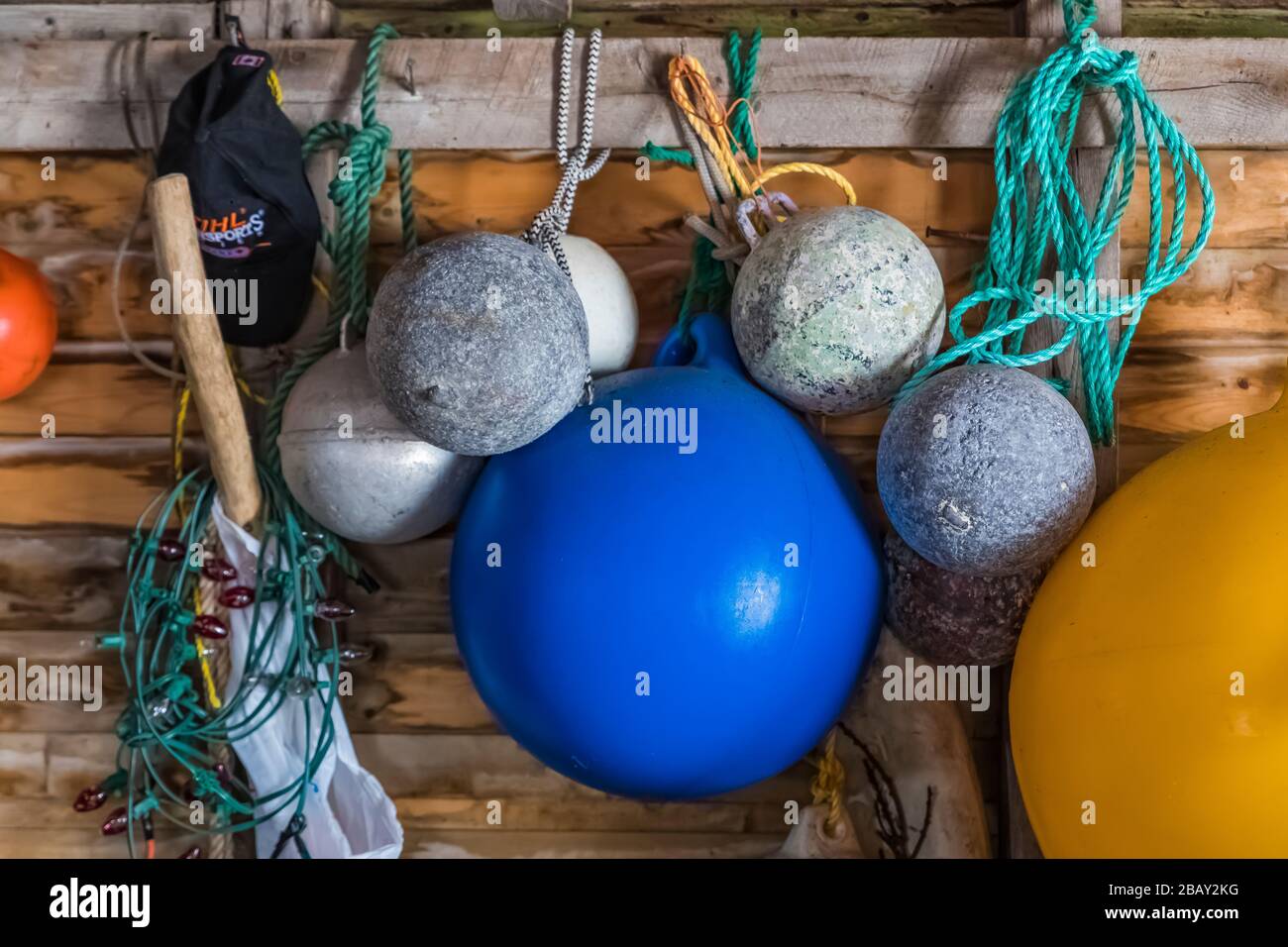 Das Material, das auf der Bühne im Haus von Desmond Adams in Joe Batt's Arm auf Fogo Island, Neufundland, Kanada gelagert wurde [keine Eigentumsfreigabe; für Editoria verfügbar Stockfoto