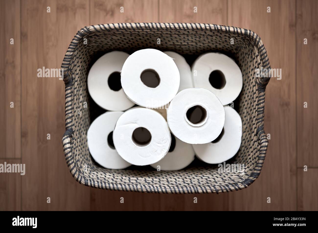 Detail des Innenraums eines Korbs mit Rollen Toilettenpapier auf dem Boden Stockfoto