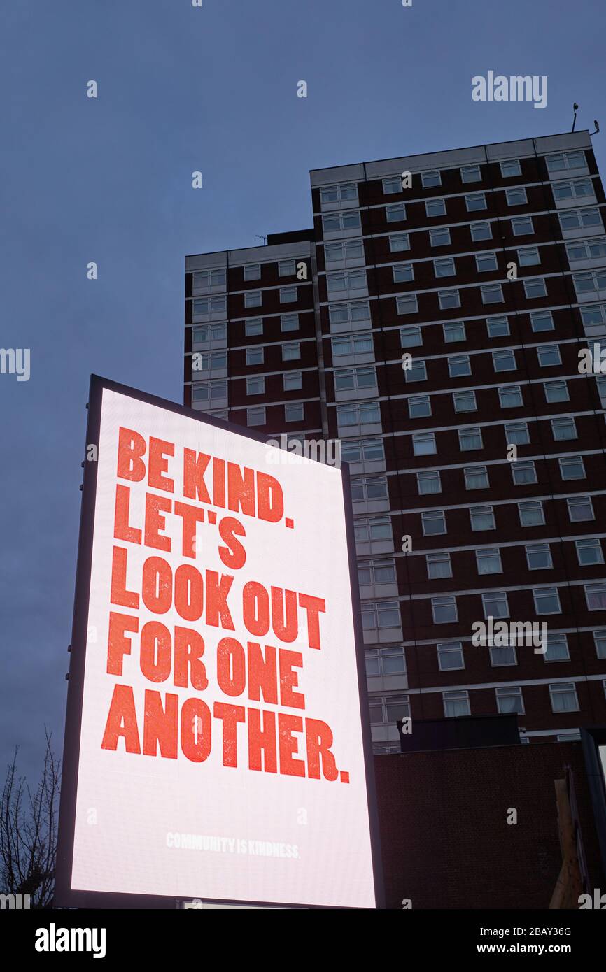 London, Großbritannien - 29. März 2020: Eine beleuchtete Plakatwand im Westen Londons bittet Menschen, während der Coronavirus-Pandemie freundlich zu sein. Stockfoto