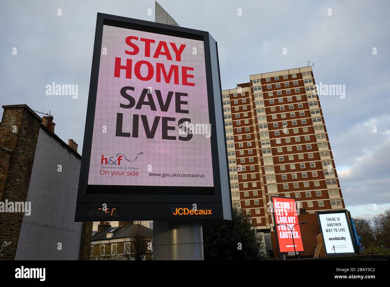 London, Großbritannien - 29. März 2020: Eine beleuchtete Plakatwand im Westen Londons bittet die Menschen, während der Coronavirus-Pandemie zu Hause zu bleiben. Stockfoto