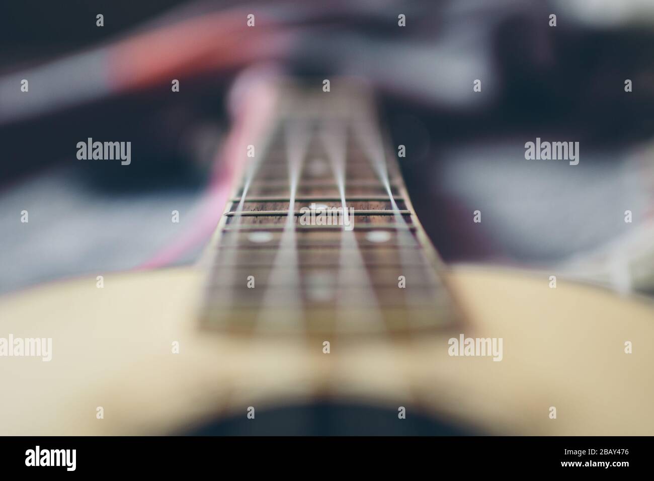 Teil der Gitarre und der Saiten. Gitarrenfretboard Nahaufnahme. Stockfoto