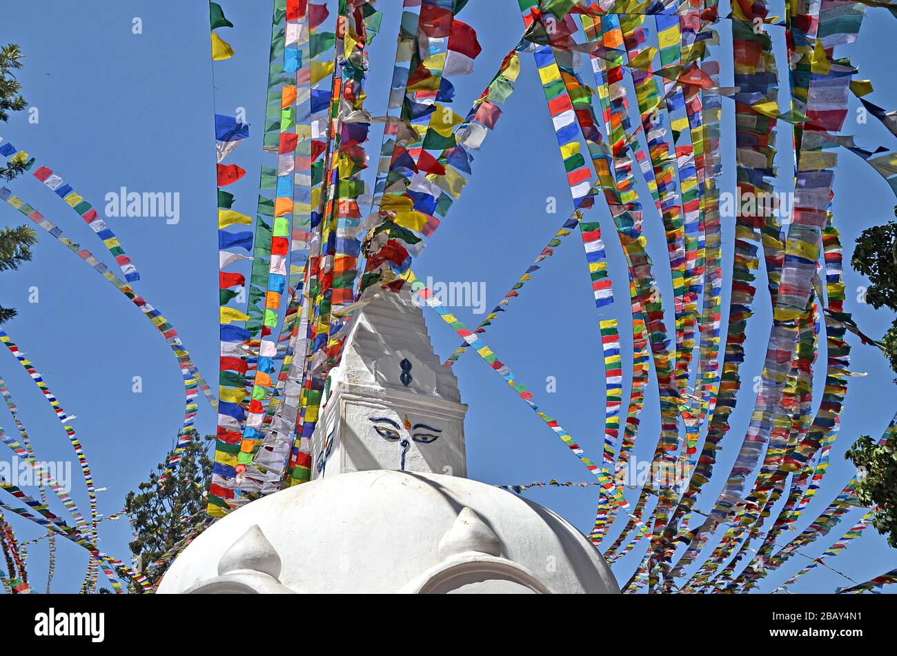 Einer der Stupas (Betsaal) mit traditioneller Dekoration: Bunte Fahnen mit gebeten. Kathmandu, Nepal Stockfoto