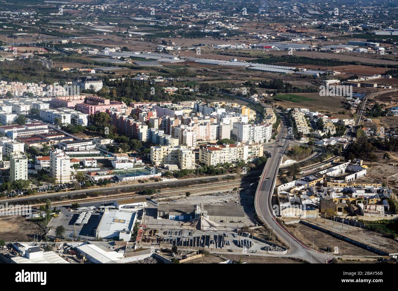 Faro, Portugal - 16. November 2019: Luftbild des Industrie- und Einzelhandelsbezirks Faro an der Algarve-Küste Portugals. Die bauunterstützung Stockfoto
