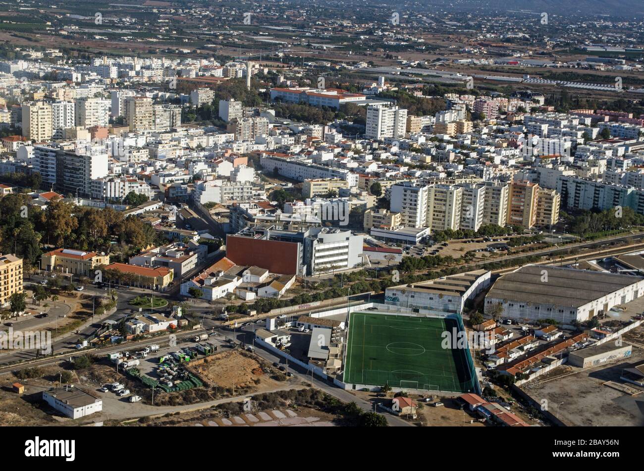 Luftbild von Faro an der Algarveküste Portugals mit der Escola de Futebol, Fußballschule im Vordergrund. Stockfoto