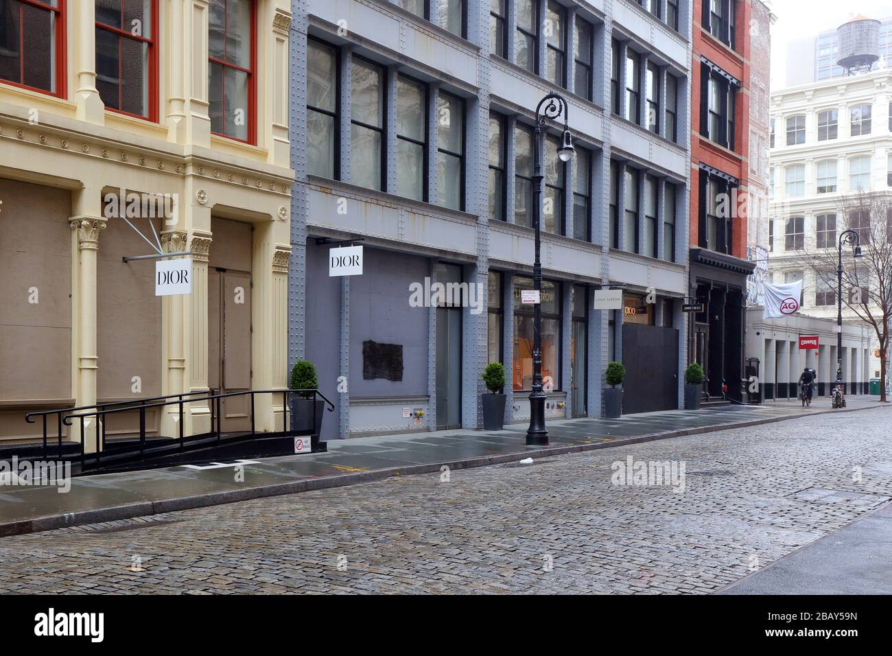 New York, NY, 29. März 2020. Geschlossene und verbarrikadiertLadenfronten im SoHo-Viertel von Manhattan. Eine vom Gouverneur des Bundesstaates New York, Andrew Cuomo, erlassene Anordnung hat während der COVID-19-Pandemie nicht-wesentliche Geschäfte geschlossen. Die meisten Unternehmen haben ihre Schaufenster nicht mit Sperrholz bestoßen, und diejenigen, die dies aus Angst vor möglichen großen Vandalismus und Unruhen getan haben. Quelle: Robert K. Chin. Stockfoto