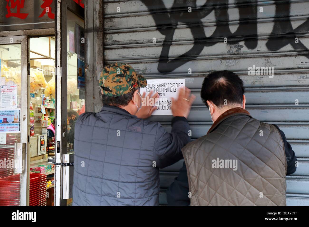 New York, New York, 29. März 2020. Tan Tin Hung, ein asiatisches Lebensmittelgeschäft in Manhattan Chinatown, postet ein Schild, das darauf hinweist, dass der Laden wegen Coronavirus COVID 19-Pandemie bis auf weiteres geschlossen ist. Ethnische Lebensmittelgeschäfte in der ganzen Stadt haben aufgrund von Problemen mit der Lieferkette, einschließlich Lieferanten, die Lieferungen in die Stadt stoppen, vorübergehend geschlossen und als Vorsichtsmaßnahme geschlossen, um die Arbeiter zu schützen. Kredit: Robert K. Chin. Stockfoto