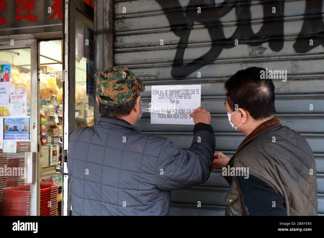 New York, New York, 29. März 2020. Tan Tin Hung, ein asiatisches Lebensmittelgeschäft in Manhattan Chinatown, postet ein Schild, das darauf hinweist, dass der Laden wegen Coronavirus COVID 19-Pandemie bis auf weiteres geschlossen ist. Ethnische Lebensmittelgeschäfte in der ganzen Stadt haben aufgrund von Problemen mit der Lieferkette, einschließlich Lieferanten, die Lieferungen in die Stadt stoppen, vorübergehend geschlossen und als Vorsichtsmaßnahme geschlossen, um die Arbeiter zu schützen. Kredit: Robert K. Chin. Stockfoto