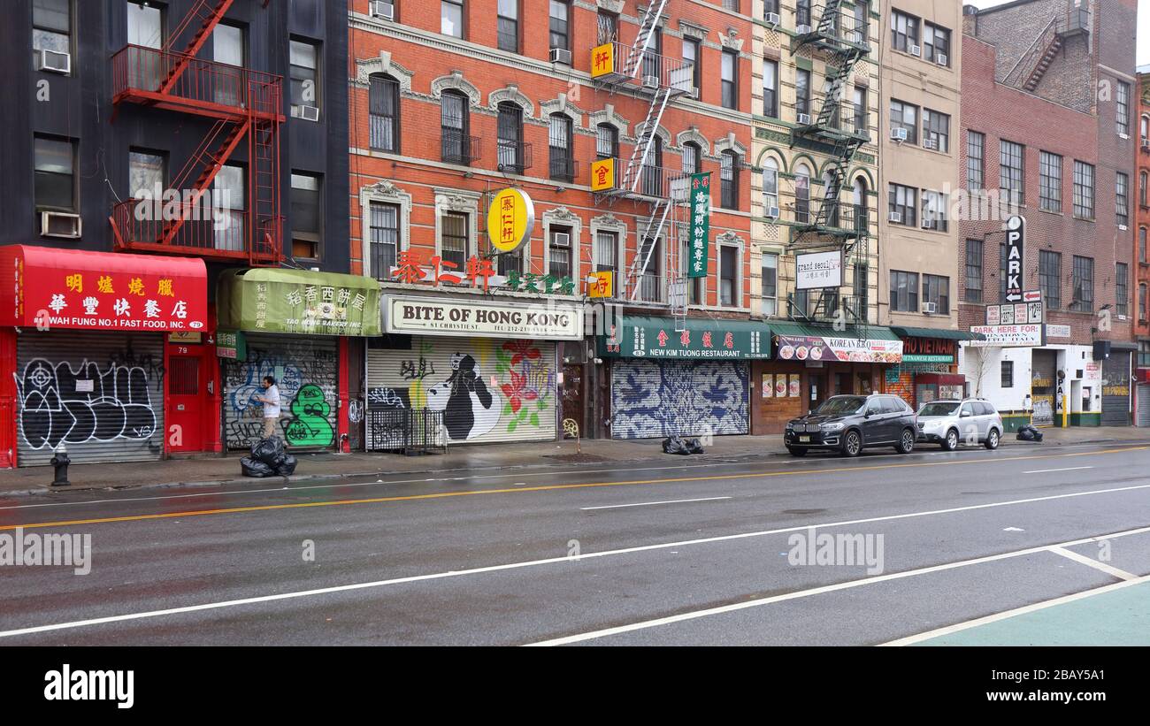 New York, New York, 29. März 2020. Geschlossene Schaufensterfronten in Manhattan Chinatown während der Coronavirus COVID-19-Pandemie. Während Restaurants und Bars nur für den Mitnahme- und Lieferservice betrieben werden dürfen, haben sich viele Restaurants in Chinatown dafür ausersehen, sich vorübergehend zu schließen, um ihre Mitarbeiter und Arbeiter aus gesundheitlichen Gründen zu schützen, und aus Sicherheitsgründen gegen mögliche Fremdenfeindlichkeit und rassistisch inspirierten Vandalismus. Einige Restaurants haben möglicherweise auch aufgrund des Abschwungs der Wirtschaft dauerhaft geschlossen. Kredit: Robert K. Chin. Stockfoto