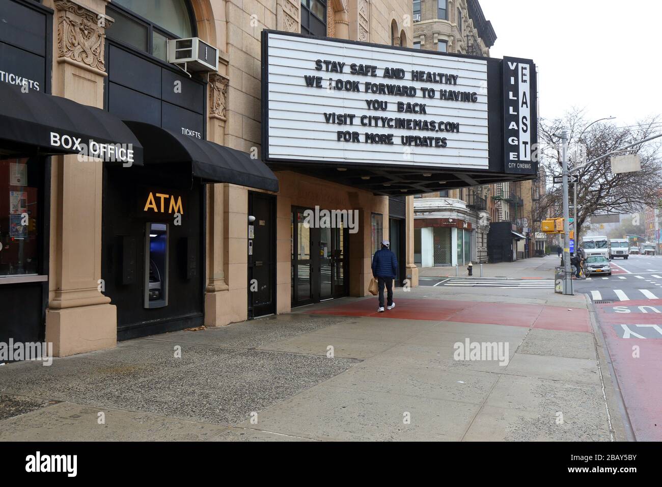 New York, New York, 29. März 2020. Leere Straßen und ein geschlossenes Kino in der East Village Nachbarschaft von Manhattan mit einer "Day Safe and Healthy"-Nachricht auf seinem Festzelt während der Coronavirus COVID-19-Pandemie. Kredit: Robert K. Chin. Stockfoto