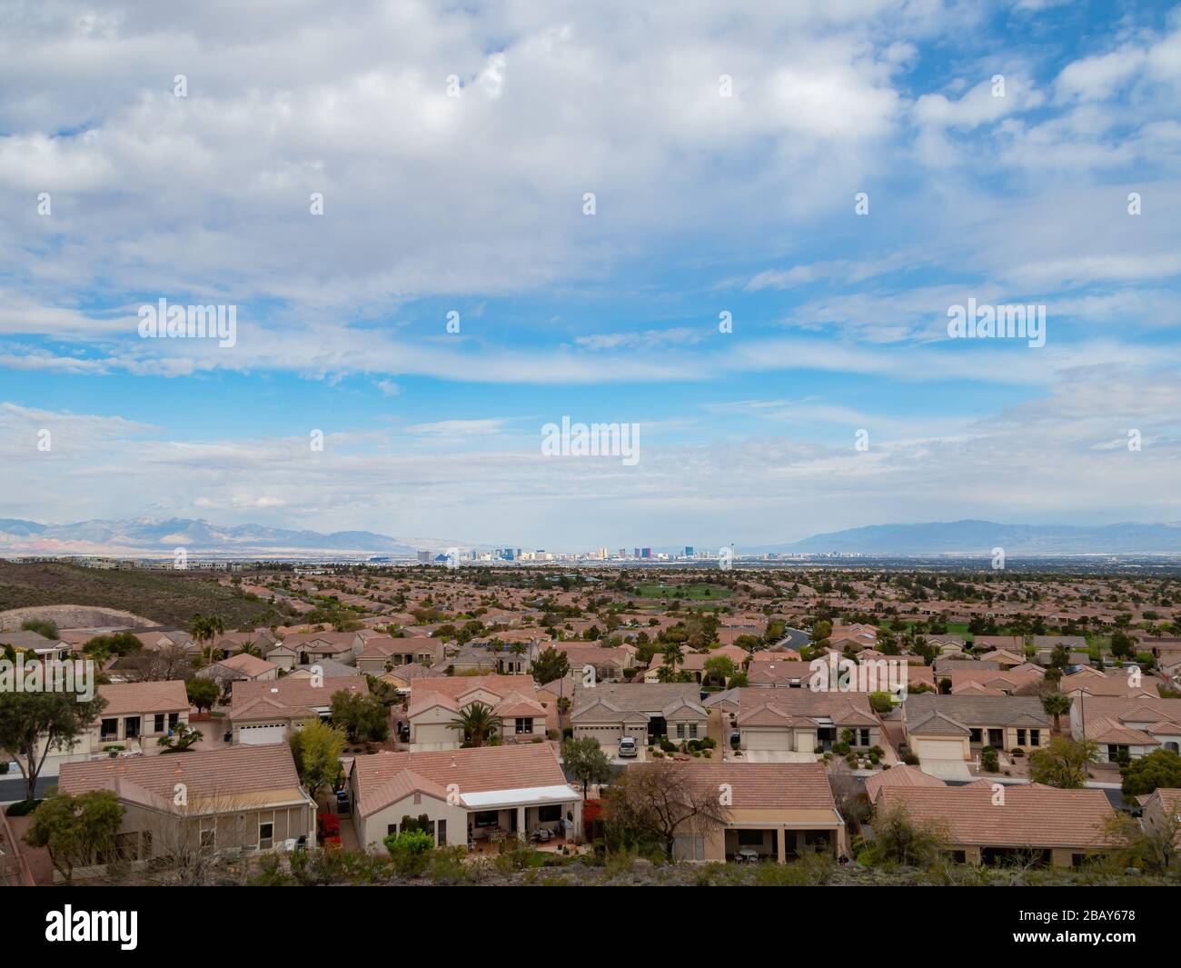 Schöne Wohngegend der MacDonald Ranch mit Blick auf den Strip in Henderson, Nevada Stockfoto