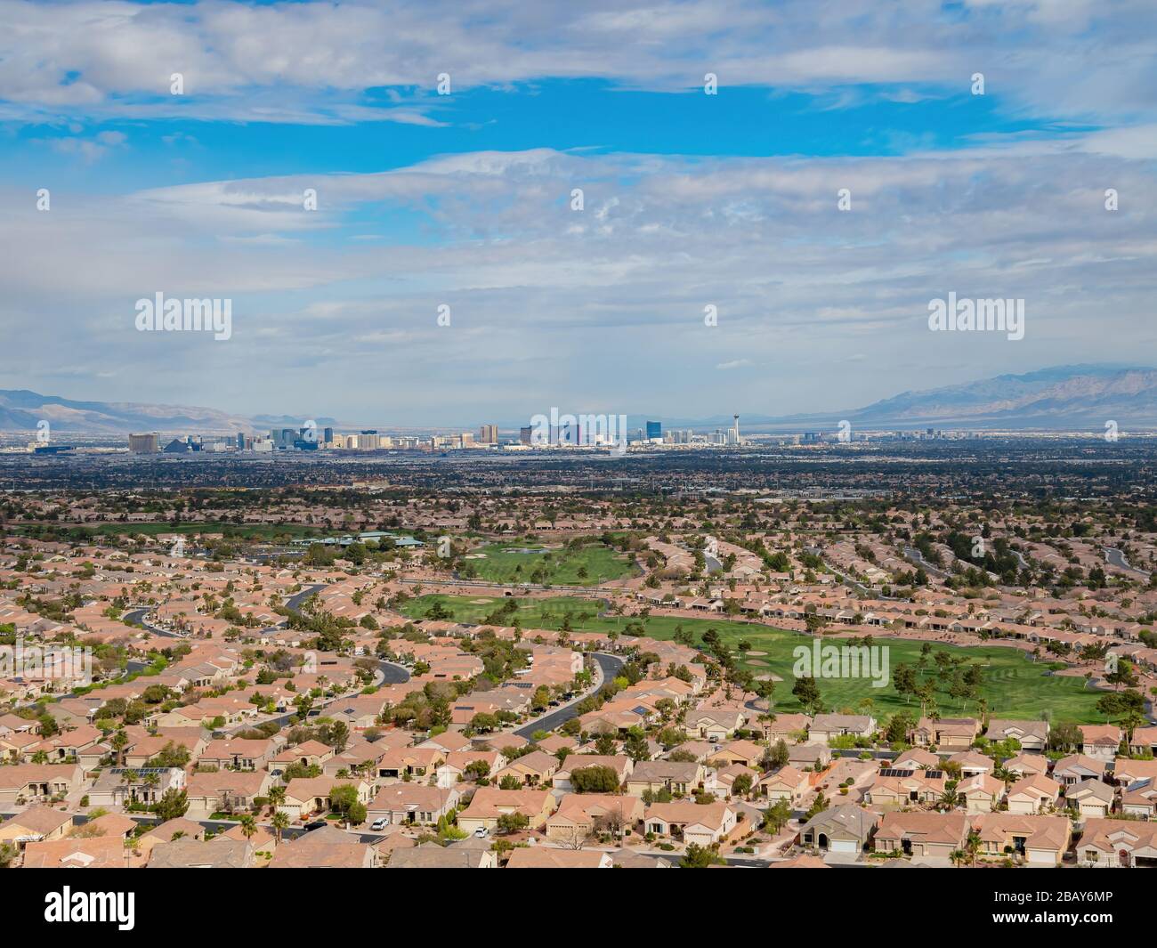 Schöne Wohngegend der MacDonald Ranch mit Blick auf den Strip in Henderson, Nevada Stockfoto