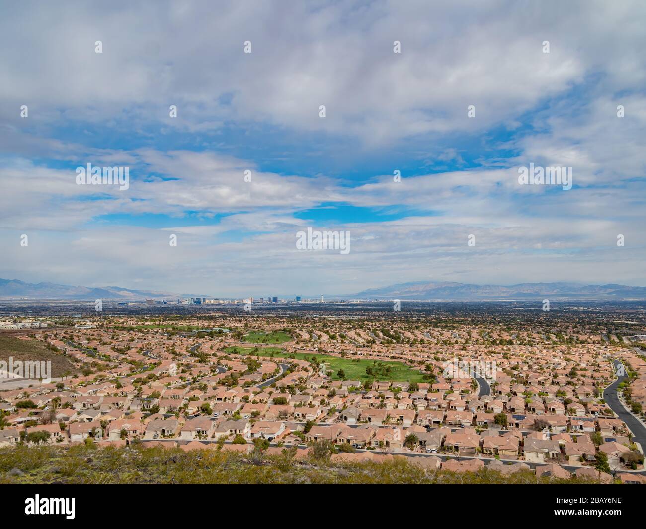 Schöne Wohngegend der MacDonald Ranch mit Blick auf den Strip in Henderson, Nevada Stockfoto