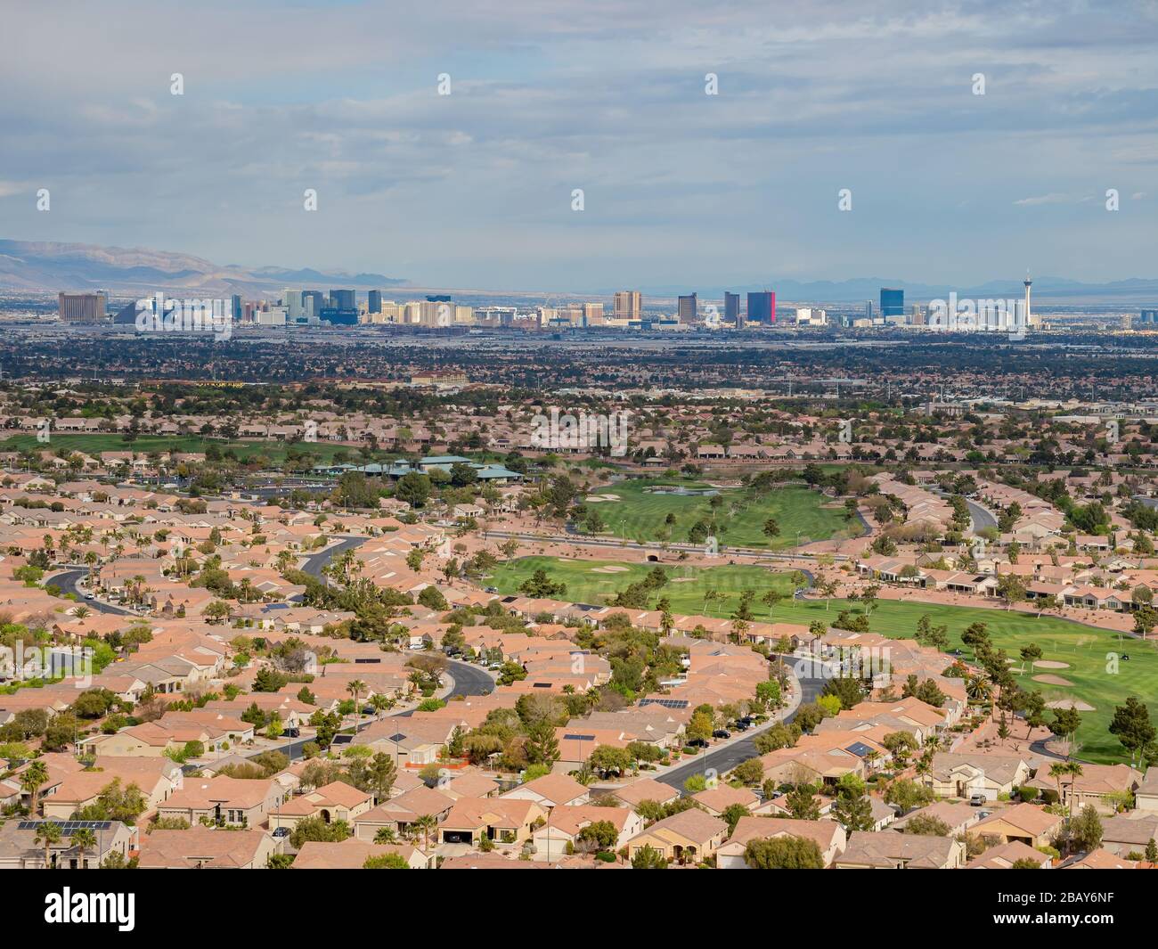 Schöne Wohngegend der MacDonald Ranch mit Blick auf den Strip in Henderson, Nevada Stockfoto