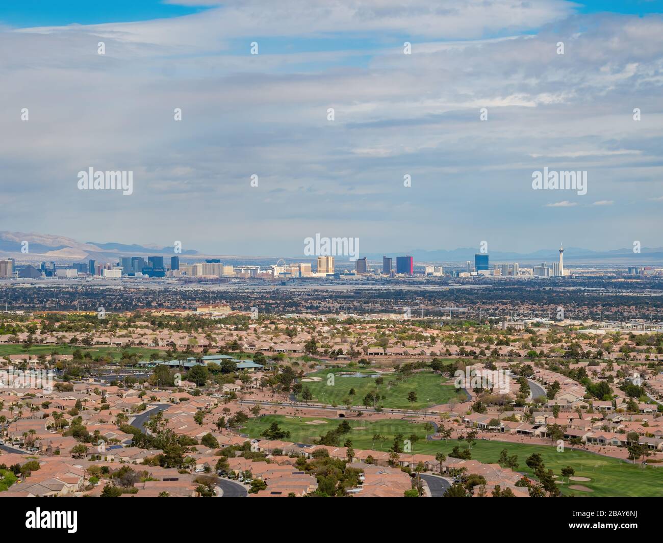 Schöne Wohngegend der MacDonald Ranch mit Blick auf den Strip in Henderson, Nevada Stockfoto