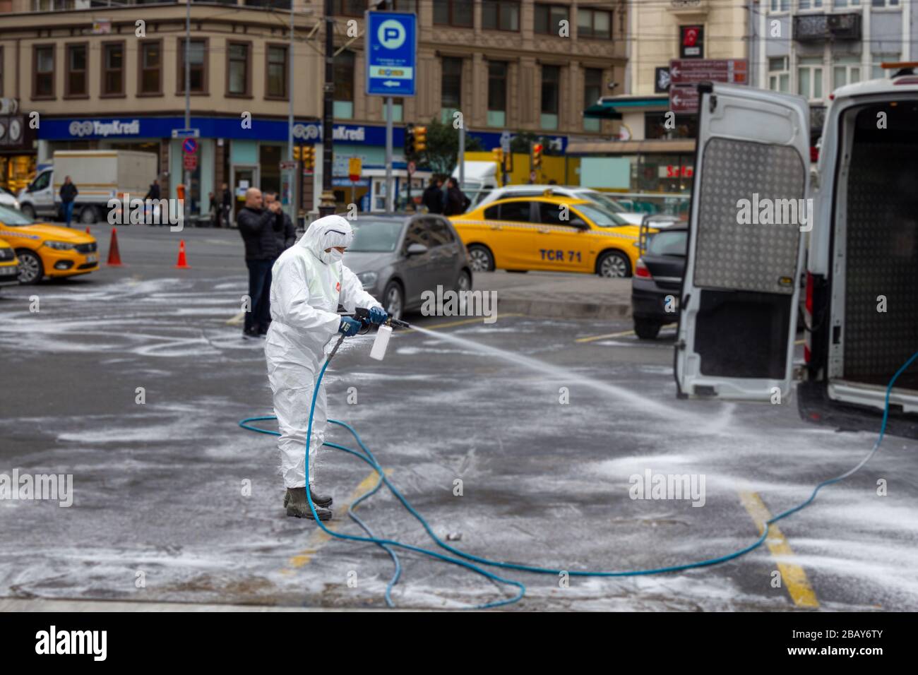 Sirkeci, Istanbul/Türkei - 25. März 2020: Ein Mann in einem Schutzanzug desinfiziert in den Straßen der Stadt Istanbul mit einer Spritzpistole für Coronavirus Stockfoto