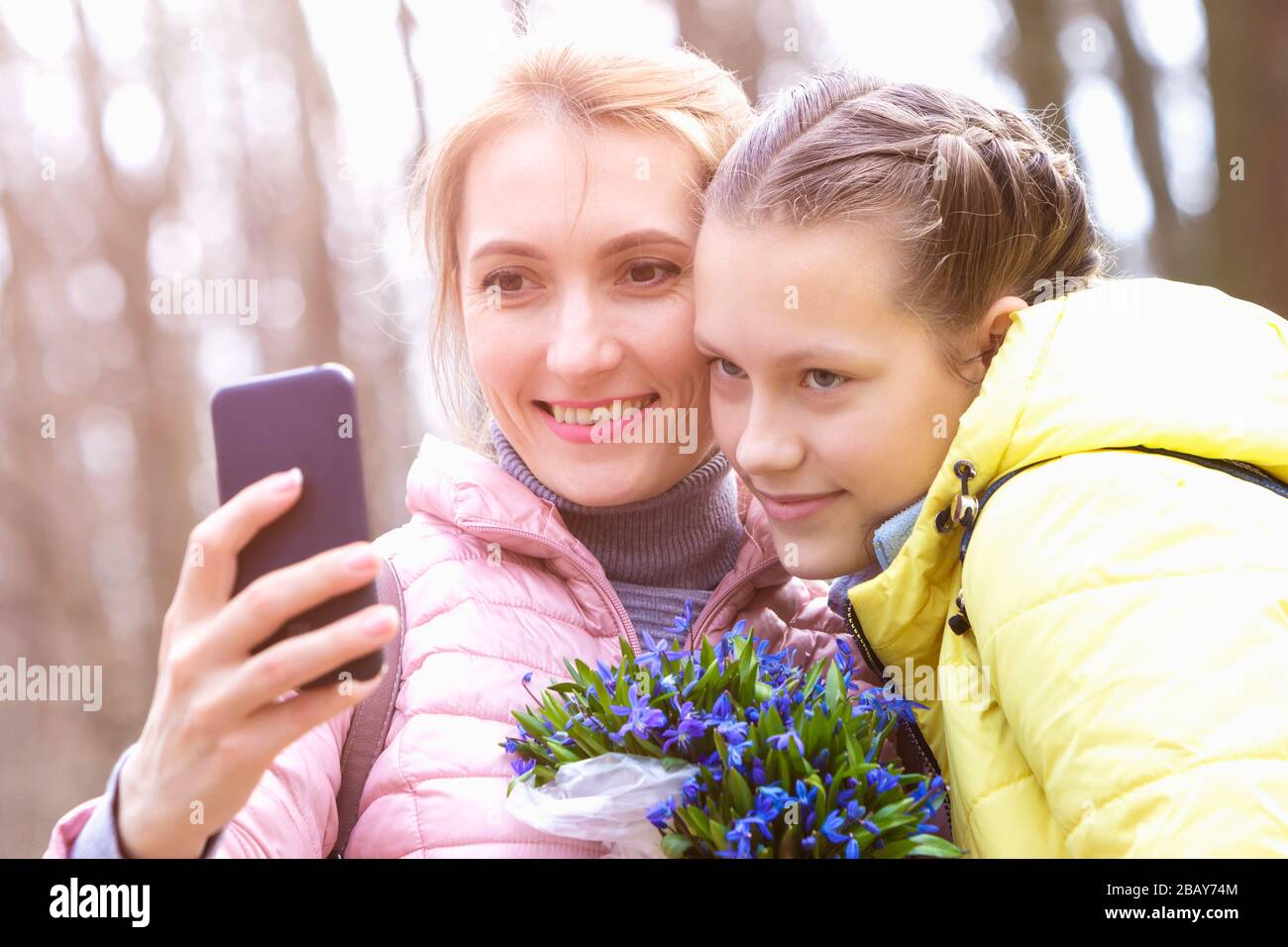 Mädchen mit Mutter nehmen selfie in die Natur. Stockfoto