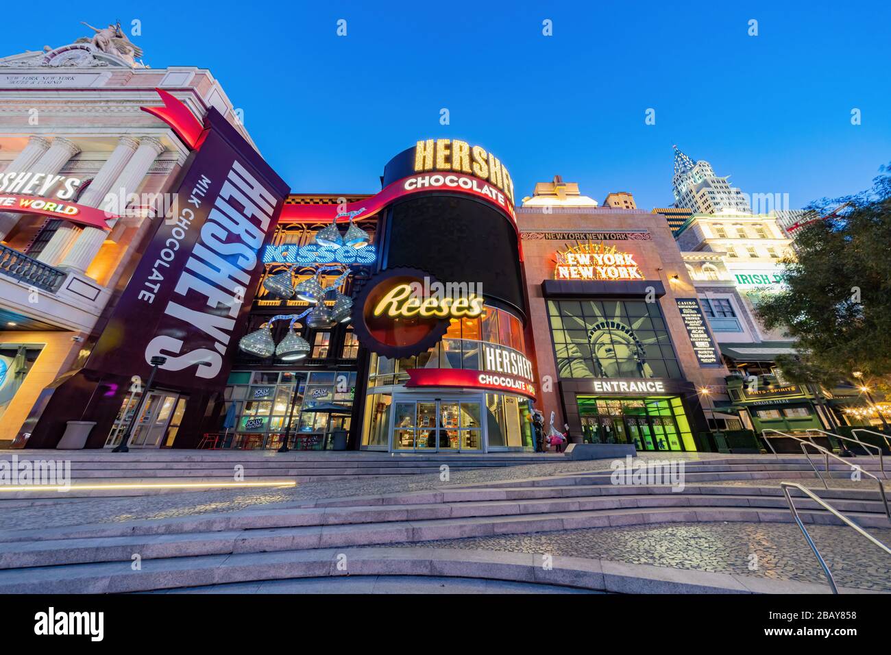 Las Vegas, MAR 25, 2020 - spezielles Stadtbild mit Dämmerung des berühmten Strip und New York New York Hotel & Casino Stockfoto