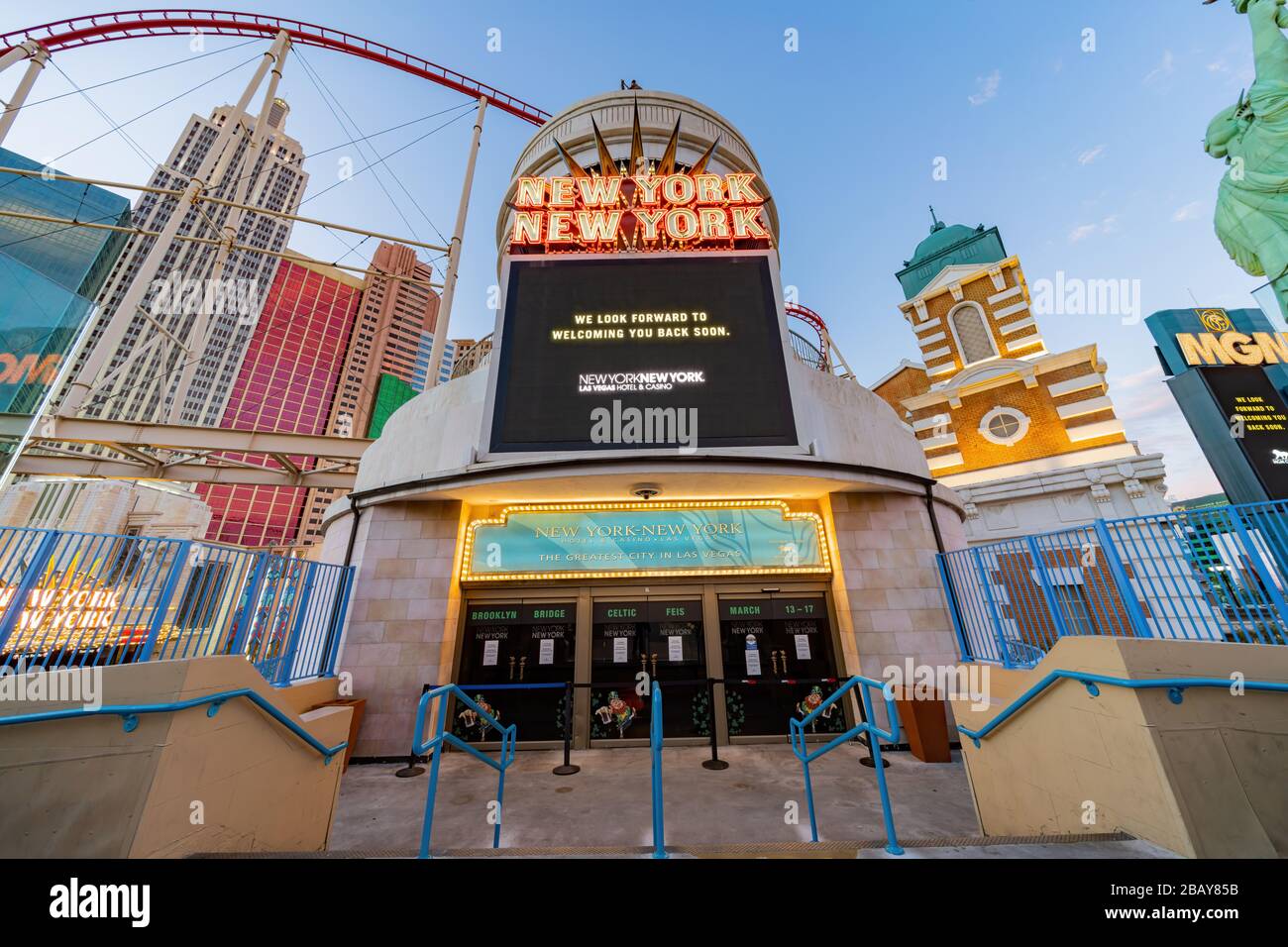 Las Vegas, MAR 25, 2020 - spezielles Stadtbild mit Dämmerung des berühmten Strip und New York New York Hotel & Casino Stockfoto