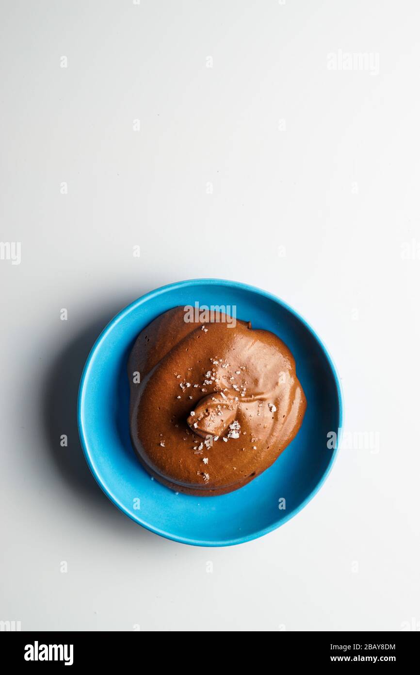 Schokoladenmousse in einer Glasschale Stockfoto