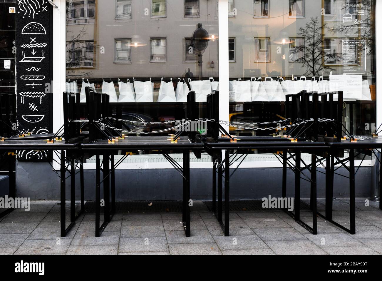 Viele Liefertaschen in einem Burger Restaurant. Viel Lieferbeutel in einem Burger Restaurant. GES / Alltag in Hannover während der Coronakrise, 23.03.2020 GES / Alltag während der Coronakrise in Hannover, Deutschland. 23.03.2020. Nutzung weltweit Stockfoto