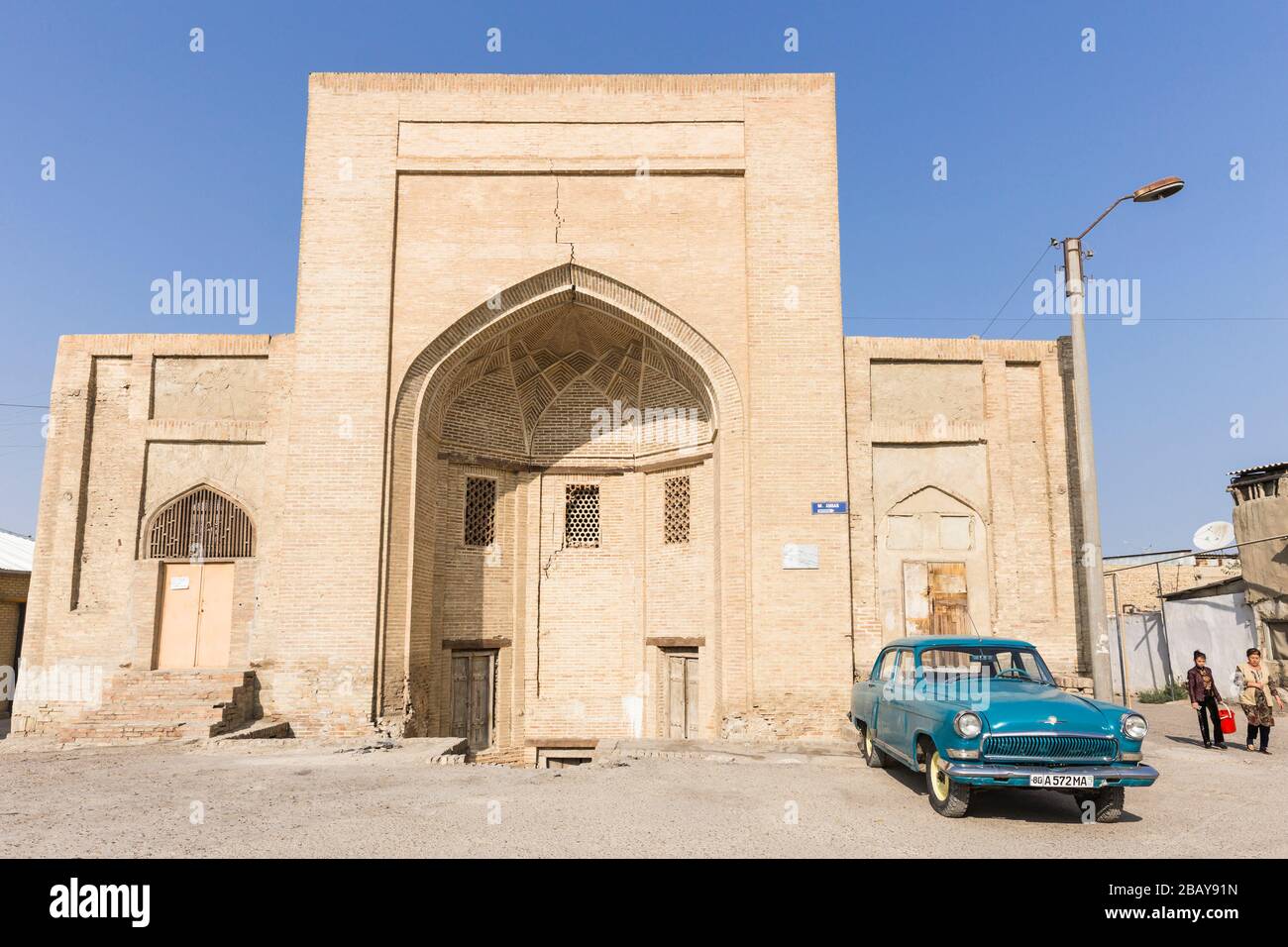 Altes Fahrzeug vor dem historischen Gebäude, im Stadtzentrum, Buchara, Buchara, Usbekistan, Zentralasien, Asien Stockfoto