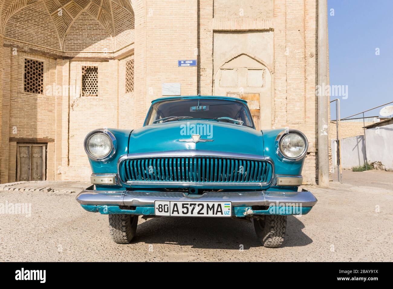 Altes Fahrzeug vor dem historischen Gebäude, im Stadtzentrum, Buchara, Buchara, Usbekistan, Zentralasien, Asien Stockfoto