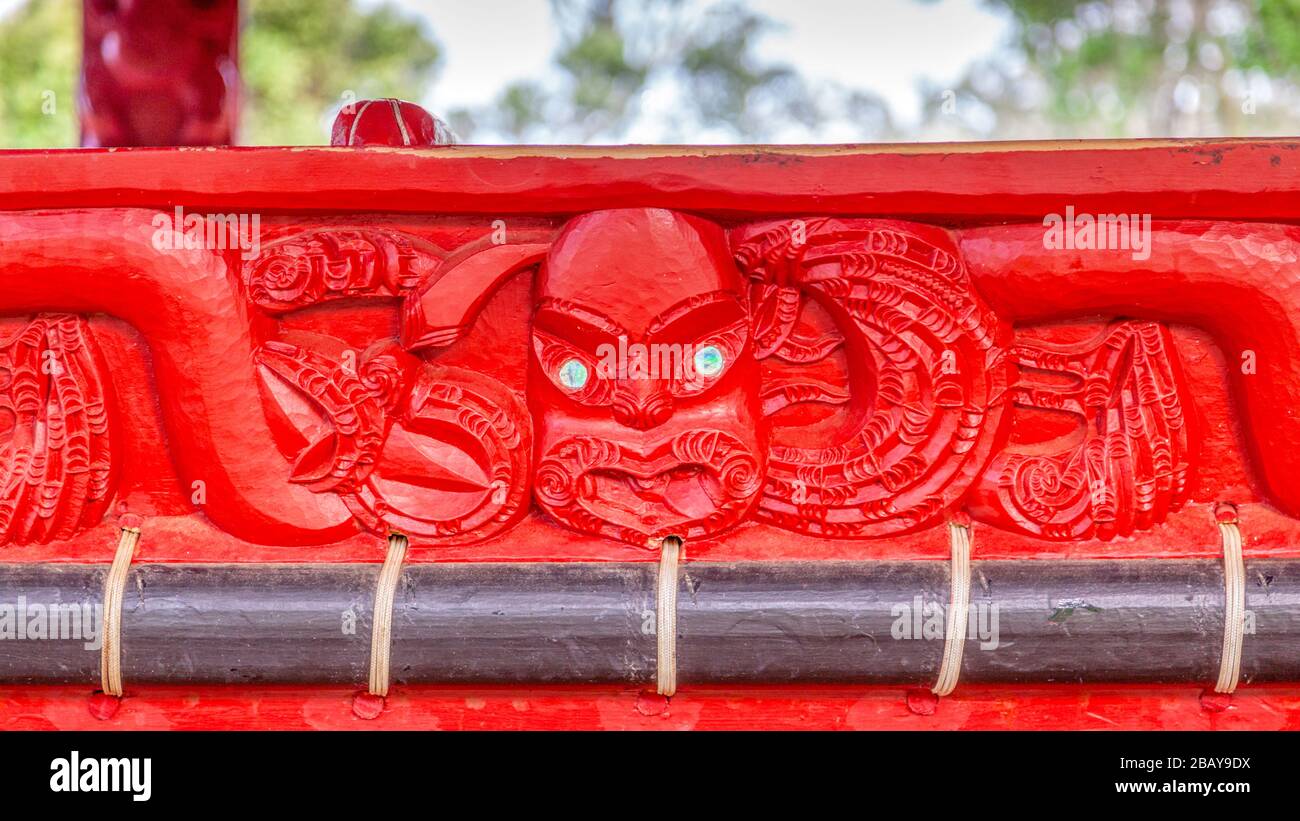 Ein Schnitzdetail auf einem zeremoniellen Maori-Kriegskanu (Waka taua) im Waitangi Treaty Grounds, Neuseeland. Stockfoto