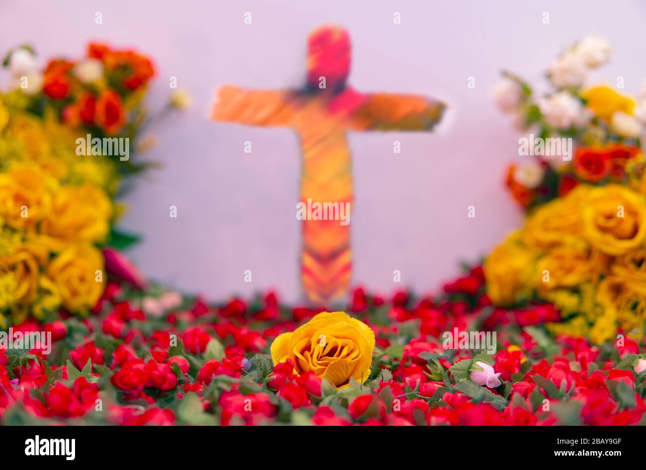 Christliches Kreuz Jesu Blumenfrühling Osterhintergrund Stockfoto