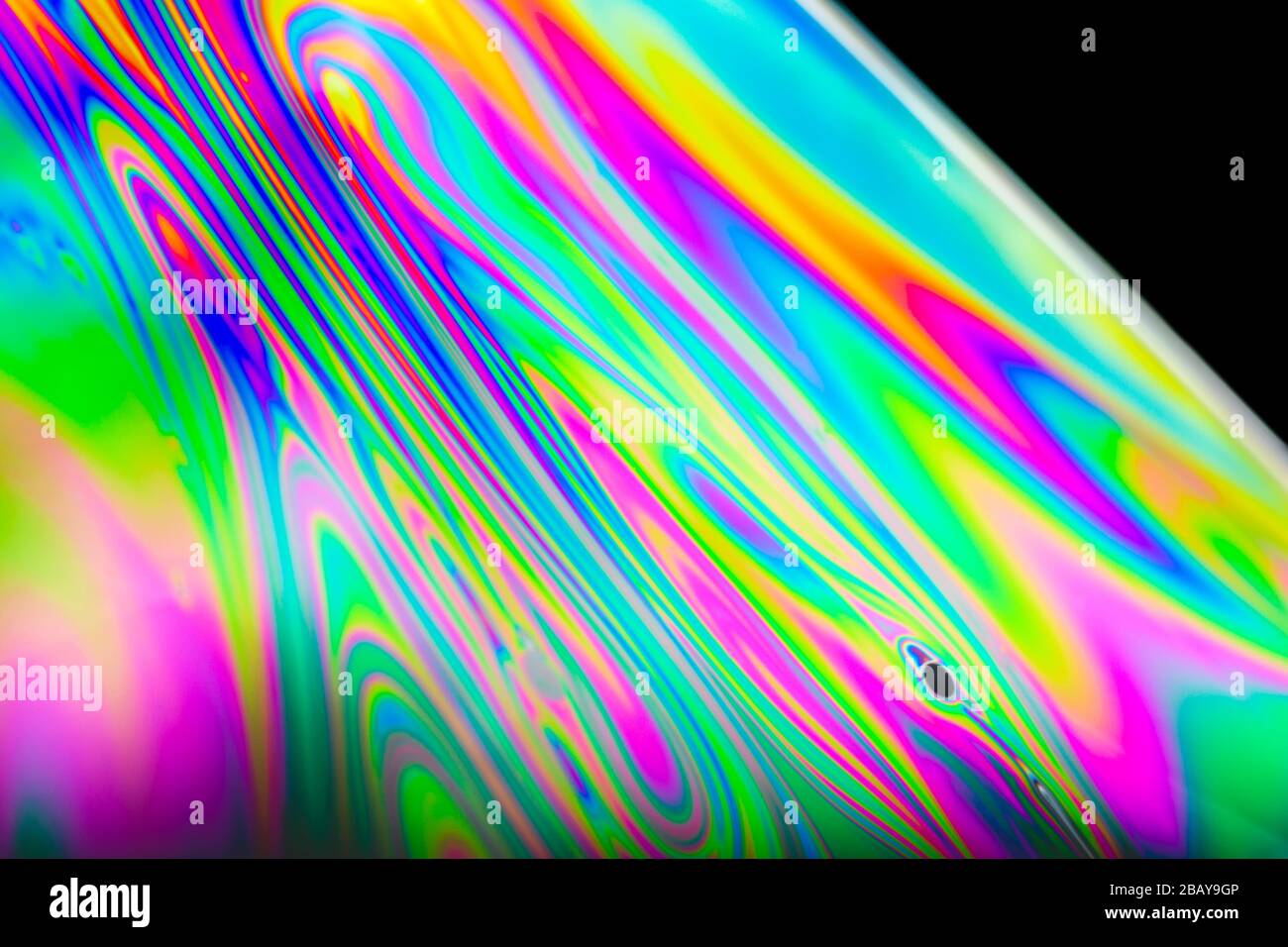 Makro einer Seifenblase mit abstrakten Regenbogenfarben Stockfoto