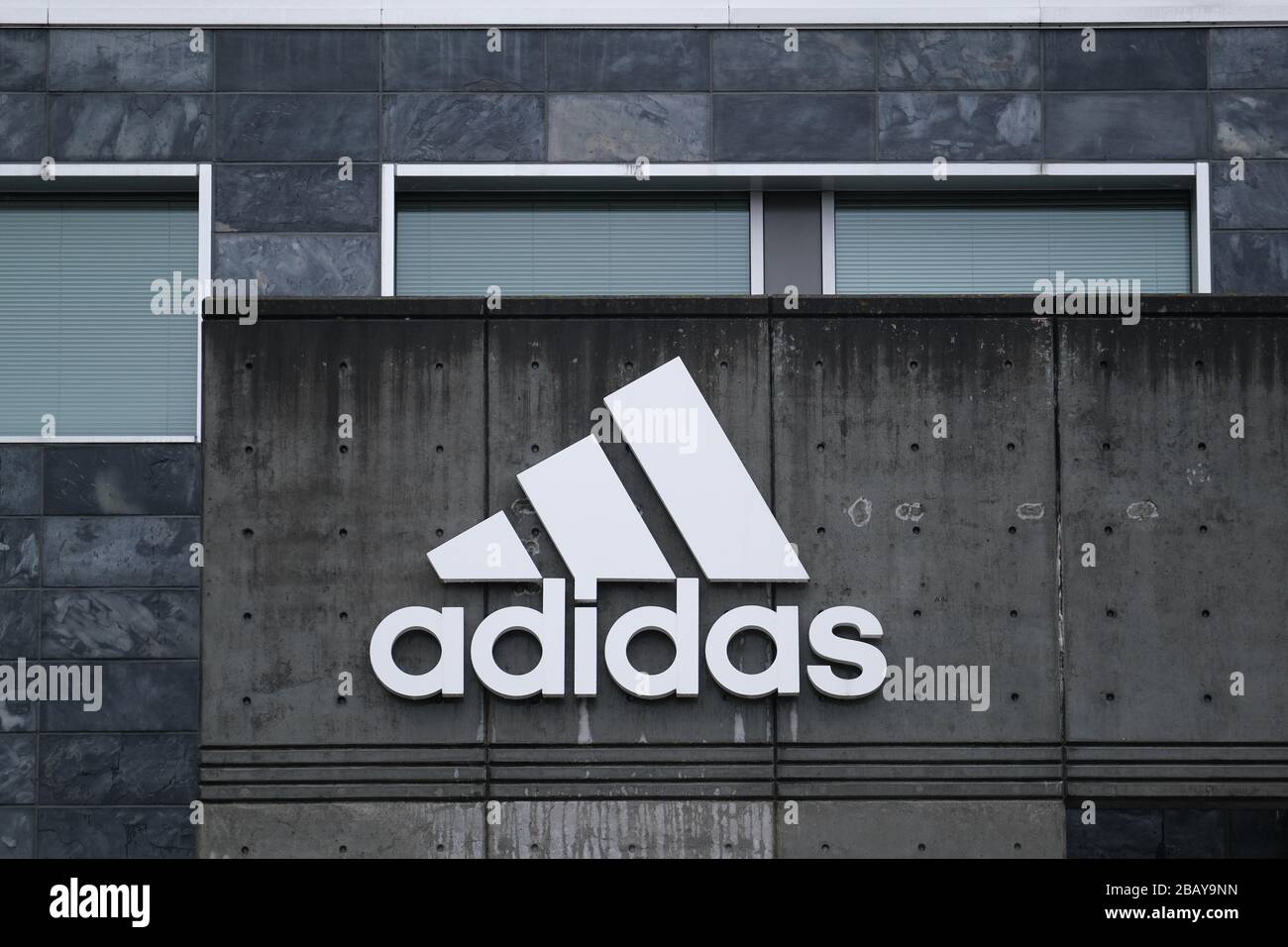 Portland, USA. März 2020. Ein Logo ist am 14. März 2020 auf dem Adidas North American Headquarters in Portland, Ore. abgebildet. Der deutsche Schuhkonzern schloss als Reaktion auf den Ausbruch des neuartigen Coronavirus alle Läden in Nordamerika und Europa. (Foto von Alex Milan Tracy/Sipa USA) Credit: SIPA USA/Alamy Live News Stockfoto