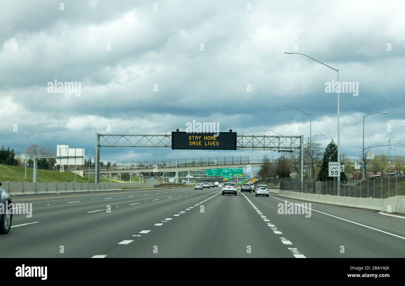 Portland, OR/USA - 29. März 2020: Elektronisches Schild auf der Autobahn I205, das die Menschen darüber informiert, zu Hause zu bleiben und Leben zu retten, indem das Risiko, Infektionsgefahr zu tragen, verringert wird Stockfoto