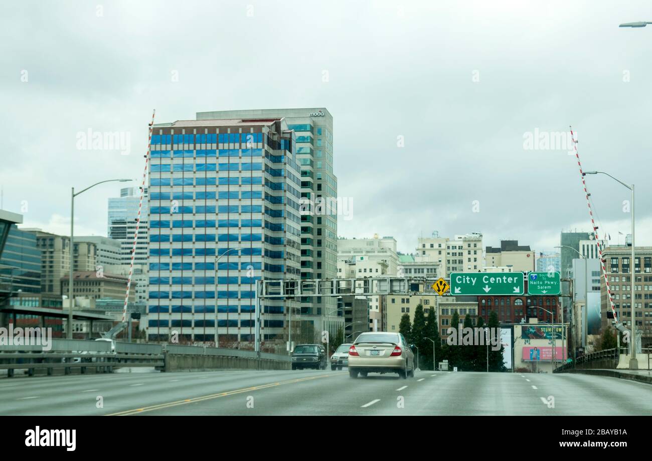 Portland, OR/USA - 29. März 2020: Fahren auf der Morrison Bridge auf dem Weg in die Innenstadt von Portland während des Coronavirus Aufenthalt zu Hause Bestellung von GOV unterzeichnet Stockfoto