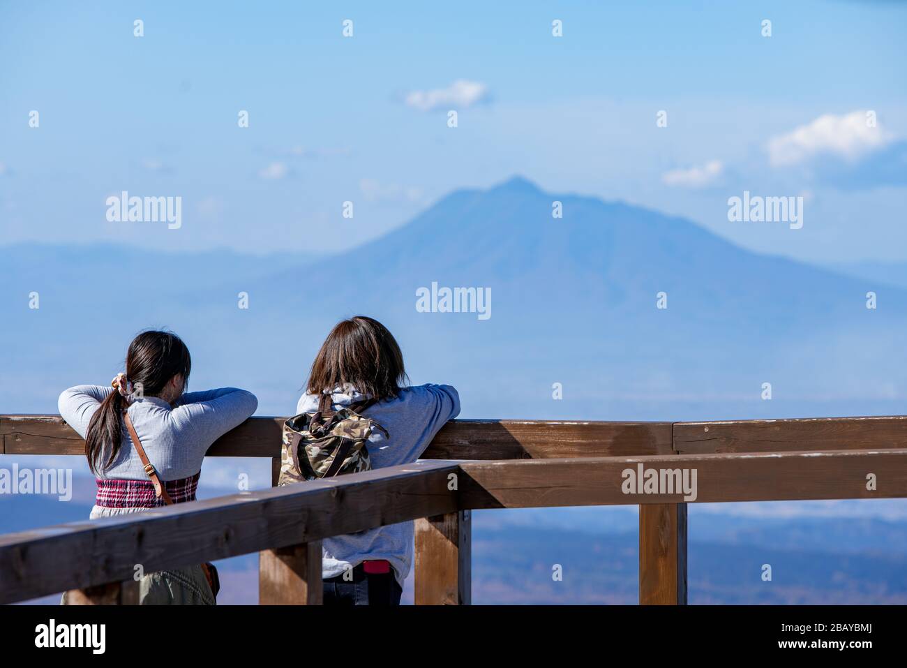 Auf der Spitze der Hakkoda Ropeway Summit Station blicken zwei Touristen auf den Berg Iwaki, Hakkoda, Aomori Shi, Japan Stockfoto