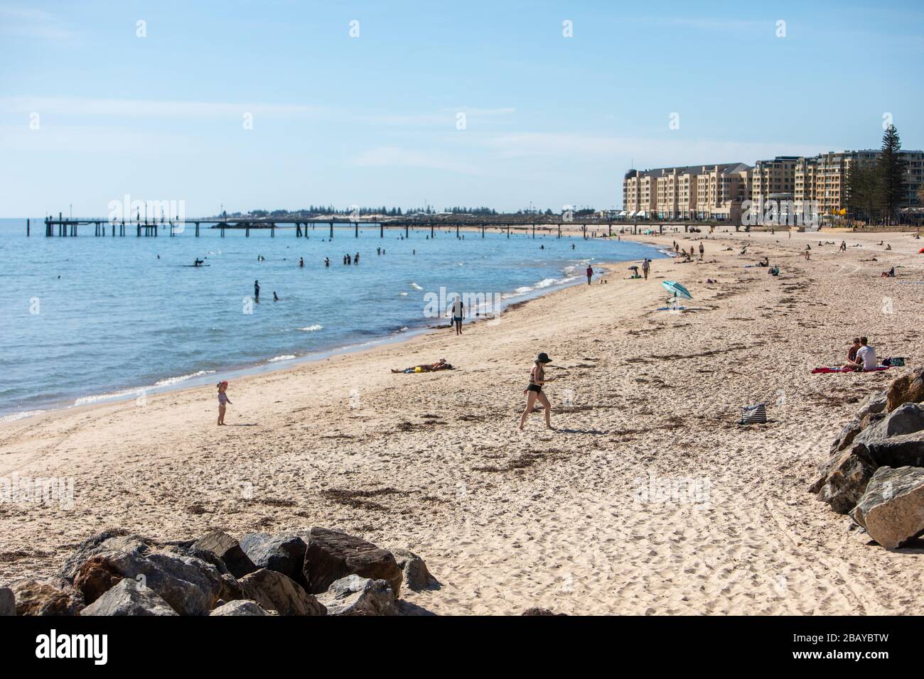 Surflebensretter machen eine öffentliche Ankündigung bezüglich der sozialen Distanzierung von 1,5 m auf Somerton Beach während der Corona-Virus-Pandemie in Australien. Stockfoto