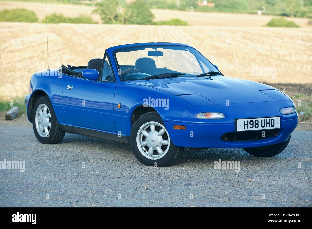 Blauer Mazda MX-5 mk1, vorderer Dreiviertelwinkel, in ländlicher Umgebung Stockfoto