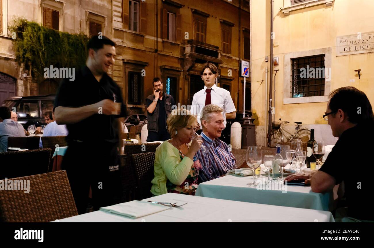 Speisen im Freien an einem Sommerabend, Rom, Latium, Italien, Europa, Farbe Stockfoto