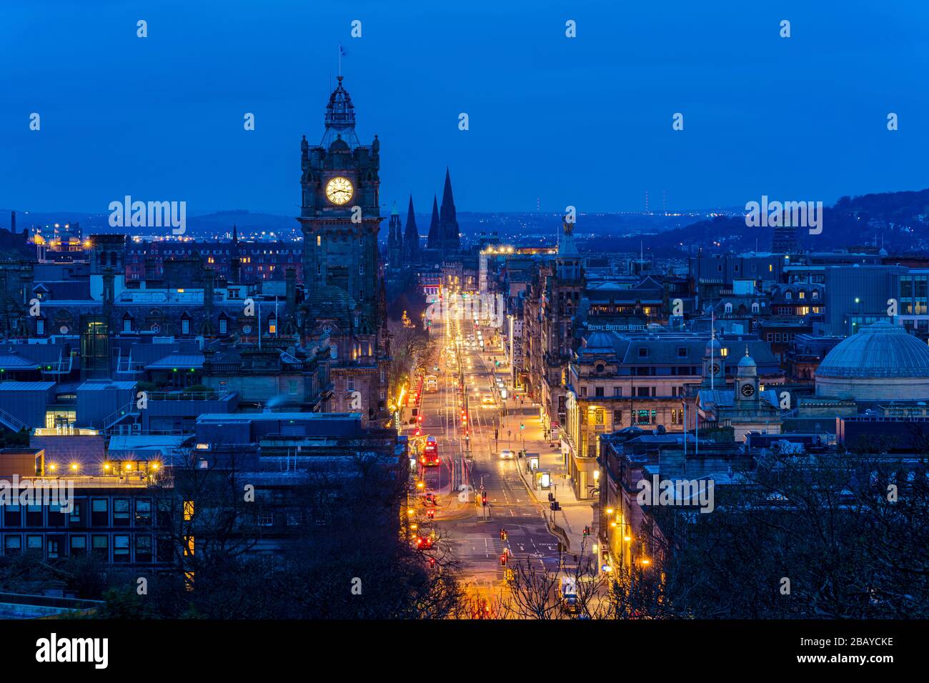 Skyline von Edinburgh City Centre auf dem Dach der Princes Street Blick auf die Dämmerung vom Calton Hill Edinburgh Abenddämmerung Licht Schottland Großbritannien Europa Stockfoto