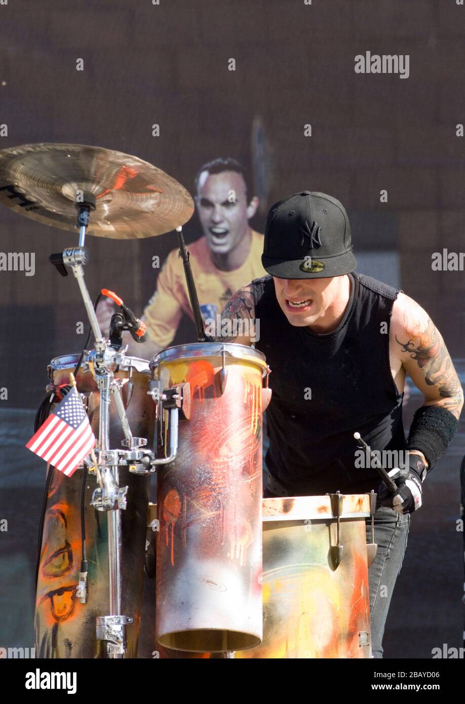 Frank Zummo von Street Drum Corps tritt beim Galaxy-Spiel in Los Angeles auf Stockfoto