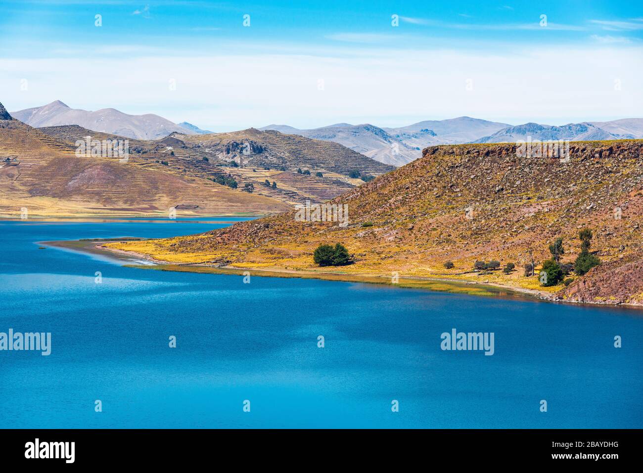 Die idyllischen blauen Farben des hoch gelegenen Umayo Lake in der Nähe von Puno und dem Titicaca-See, den Anden und Altiplano, Peru. Stockfoto