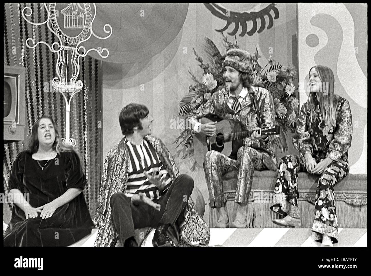 Singende Popgruppe, Mamas & Papas. Cass Elliot, Denny Doherty, John Phillips und Michelle Phillips treten in Ed Sullivan Show am 24. September 1967 auf. Bild von 35 mm negativ. Stockfoto