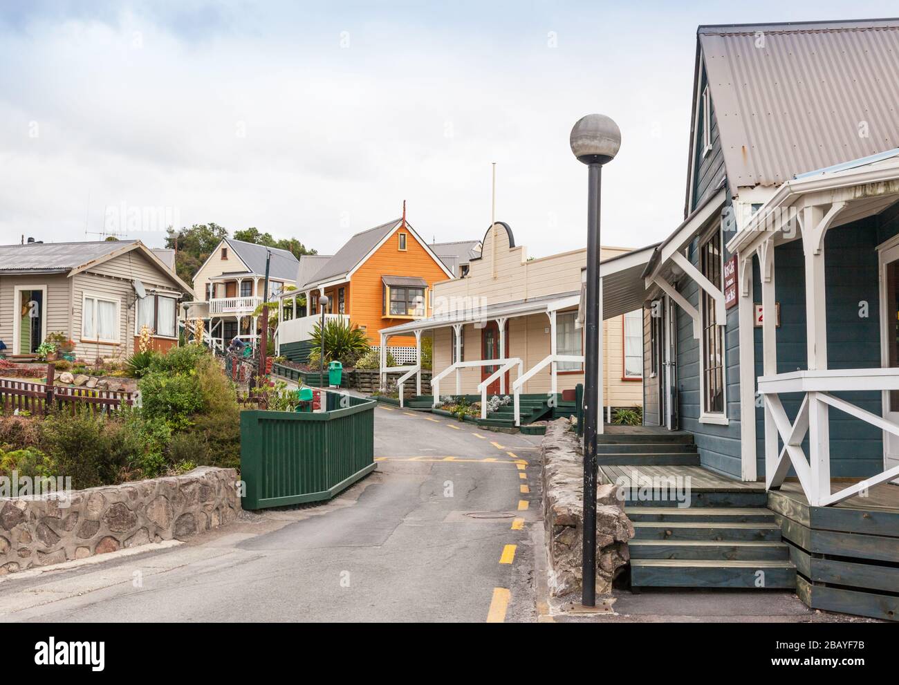 Das Whakarewarewa Living Thermal Village in Rotorua, Central North Island, Neuseeland, wo Besucher die Maori-Kultur und das Erbe erleben können. Stockfoto