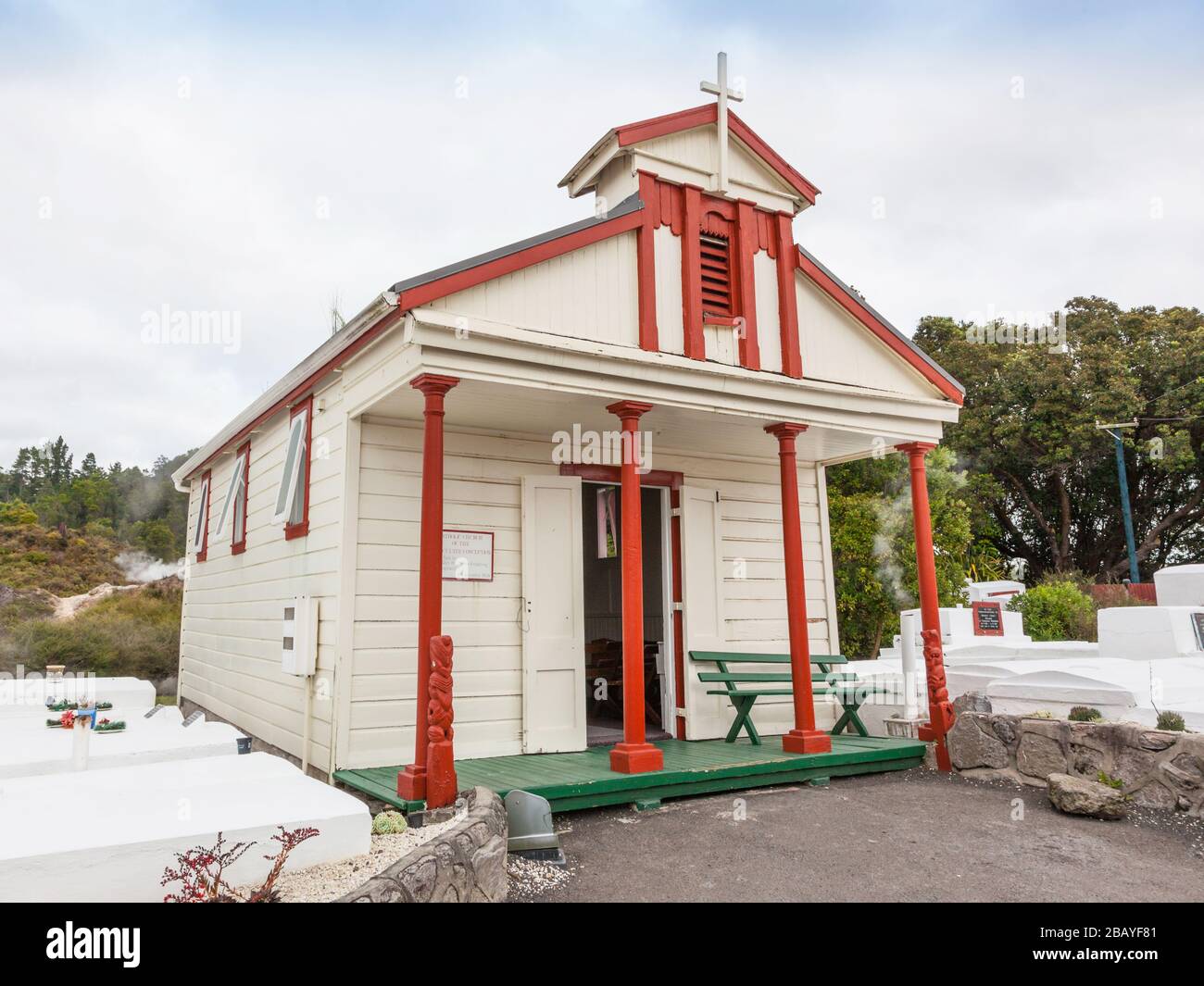 Die katholische Kirche der Unbefleckten Empfängnis in Whakarewarewa Living Thermal Village, in Rotorua, Central North Island, Neuseeland. Stockfoto