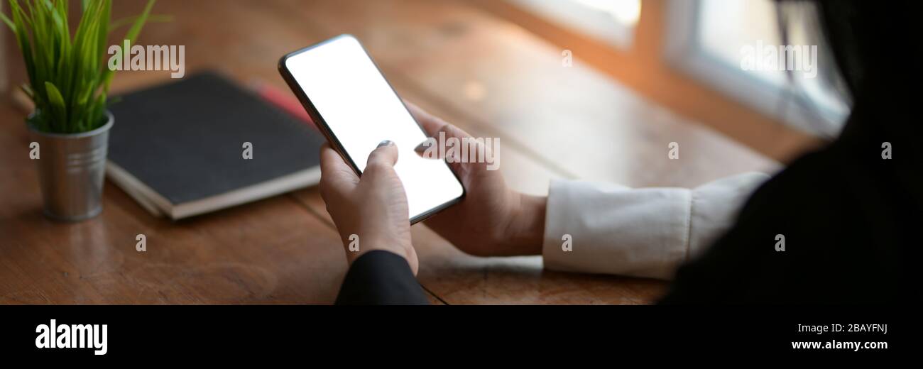 CHIANG Mai, THAILAND - 26. MÄRZ 2020: Weibliche iPhone mit Apple Music Screen, Apple Music ist Musik-Streaming-Service Stockfoto