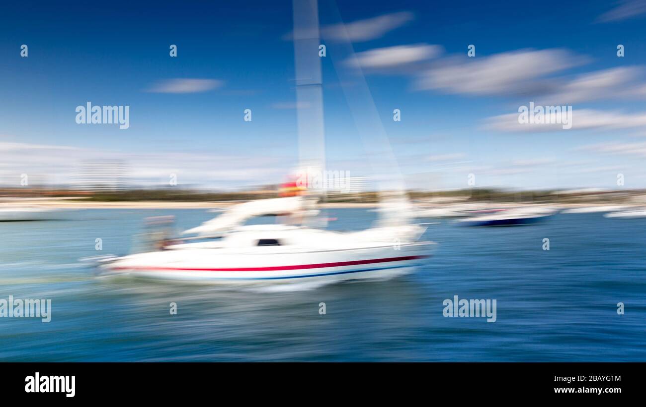 Boot, das durch den Ozean mit bluierter Form fährt und die Geschwindigkeit anzeigt Stockfoto