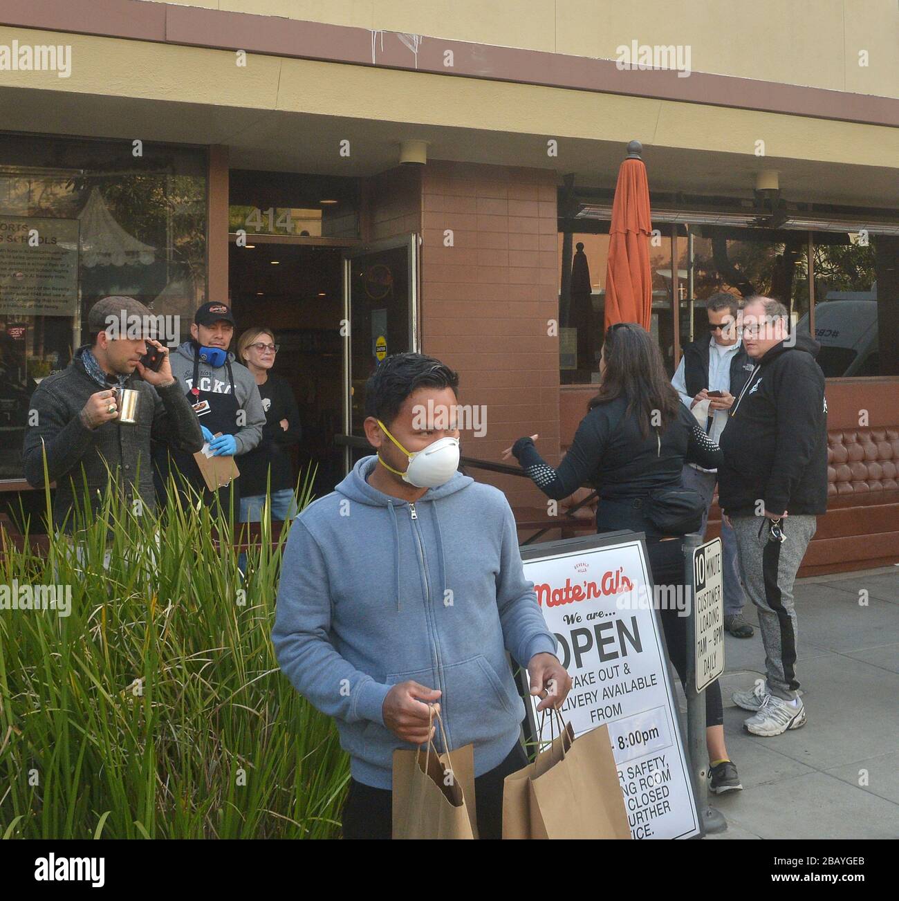 Los Angeles, Kalifornien, USA. März 2020. Los Angeles, Vereinigte Staaten. März 2020. Es wurde zwar berichtet, dass Nate'n Al Delicatessen am Sonntag, 29. März 2020, dauerhaft schließen würde, nachdem sie seit 1945 in Beverly Hills mit einer Kundschaft mit vielen Legenden der Unterhaltungsindustrie geschäftlich tätig war, sagte das Restaurant: "Die Medien haben fälschlicherweise berichtet, dass Nate'n Al's 'für immer gegangen' ist." Der Delikatessendienst wird den Start- und Lieferservice beenden, hofft aber, den normalen Betrieb wieder aufzunehmen, nachdem das Verbot, dass on.in-restaurant das Essen aufgrund des Coronavirus-Notfalls beendet wird, beendet ist. Foto von Jim Ruymen/U Stockfoto