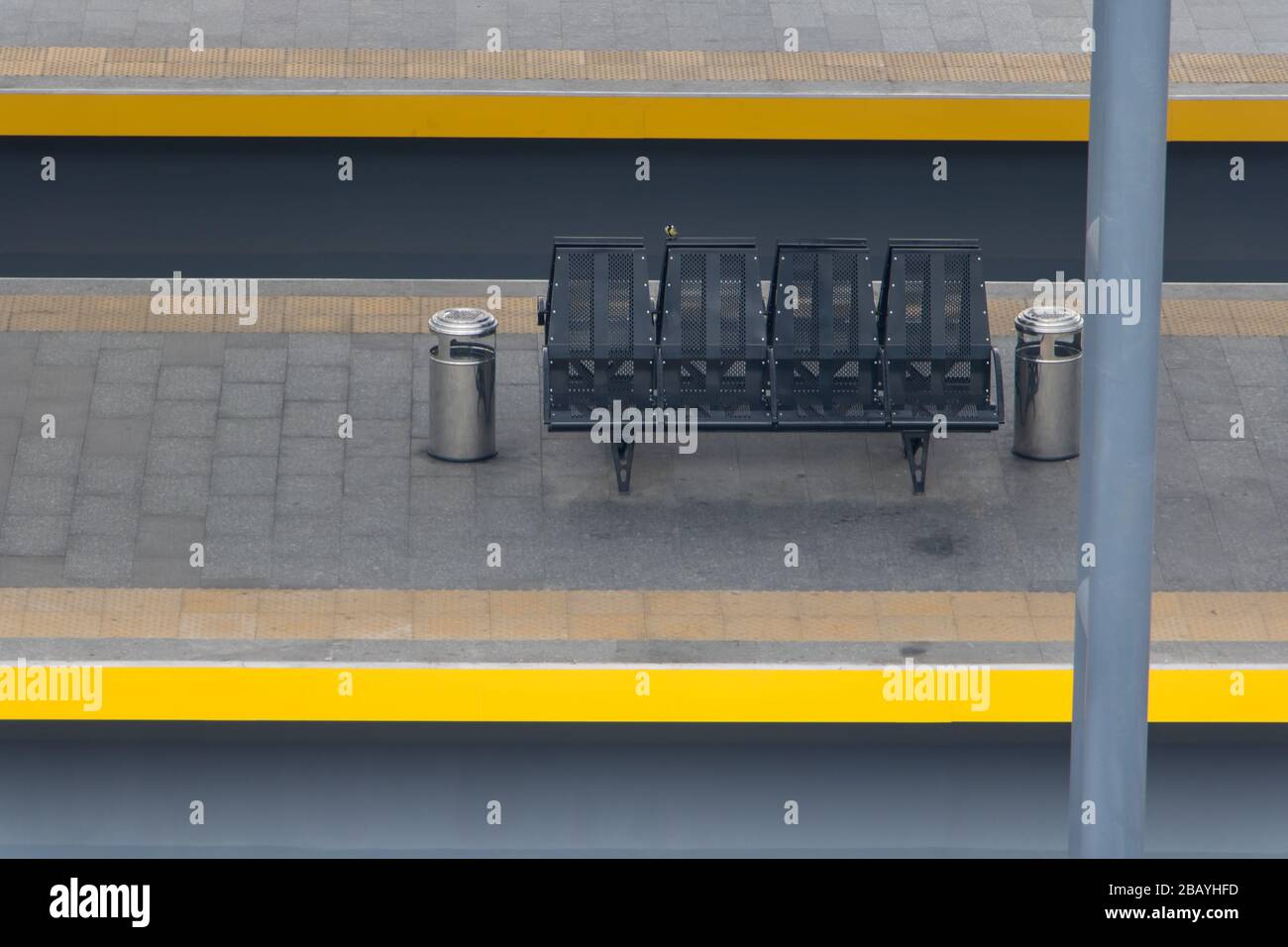 Leeren Bank auf der Plattform ohne Menschen. Den leeren Ablagetisch mit Sitzplätzen am Bahnhof. Stockfoto