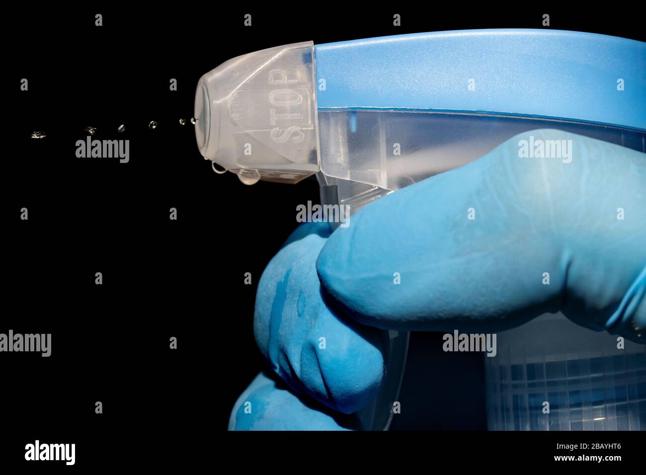 Das detaillierte Aussehen von Flaschen-Spray bei Spritzer Lösung, Makro-Ansicht. Nahaufnahme einer Sprühflasche fällt auf schwarzem Hintergrund. Stockfoto