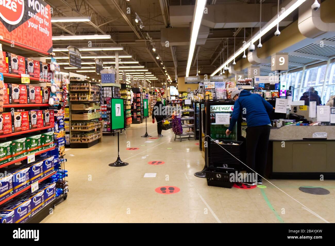 Vancouver, Kanada - 28.2020. März: Supermarkt-Verkaufsraum begrenzt die Anzahl der Kunden im Geschäft und rät ihnen, soziale Entfernungen zu halten Stockfoto